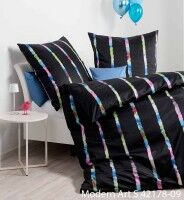 Janine Mako-Satin Bettwäsche modern art S 42178 Multicolor – schwarzer Untergrund mit grafischen, mehrfarbigen Längsstreifen in Pink, Blau, Grün und Weiß