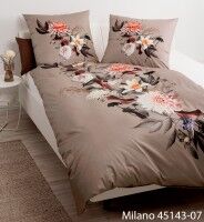 Janine Mako-Satin Bettwäsche MILANO 45143 sand – großflächiges florales Dessin mit Dahlien, Rosen und Chrysanthemen auf sandfarbenem Untergrund