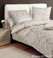Janine Mako-Satin Bettwäsche MILANO 45134 in Vulkan, florales Dessin mit zarten Wiesenblumen-Rispen in Weiß und Goldbraun auf warmgrauem Grund