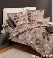 Janine Mako-Satin Bettwäsche MILANO 45133 Braun – großflächiges florales Dessin mit Rosen und Blättern in Braun-, Beige- und Cremetönen auf taupefarbenem Grund